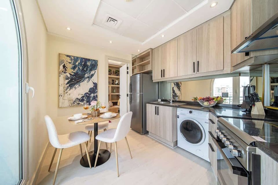 Dining Area / Fully-equipped Kitchen