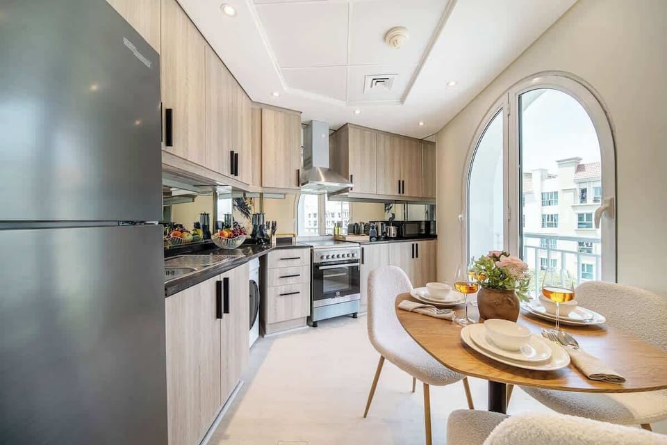 Dining Area / Fully-equipped Kitchen