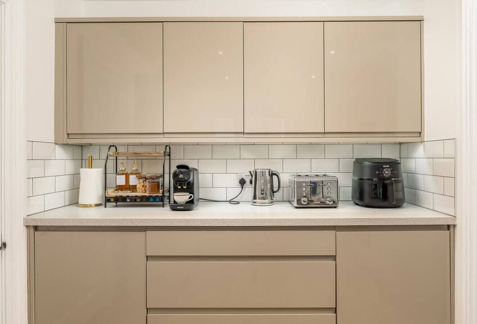 Air fryer, toaster, tea, coffee, sugar, decaf and more