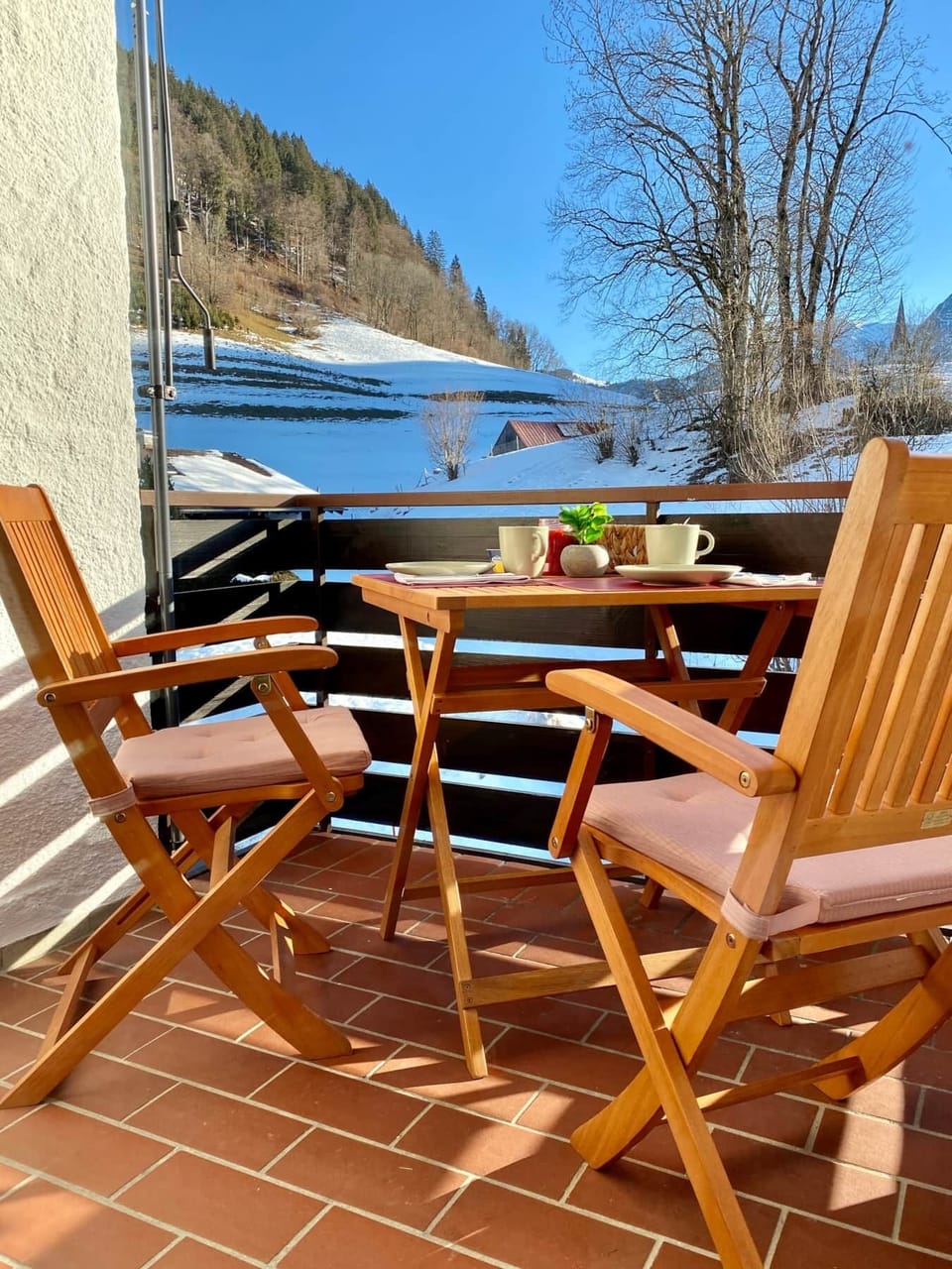 The day can be started well with breakfast on the east-facing balcony.