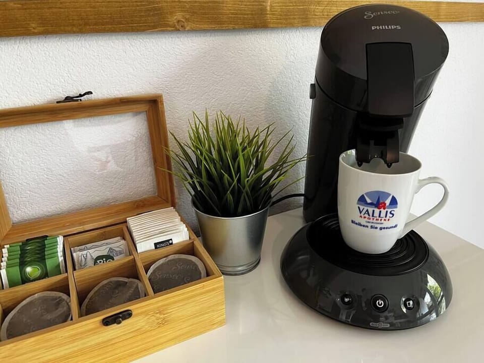 Senseo coffee machine with coffee pods and tea bags.