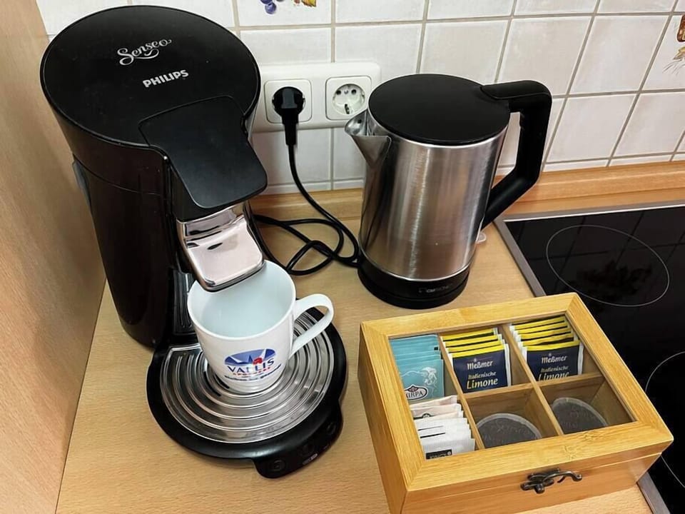 A Senseo coffee machine including coffee pods are part of the basic equipment.