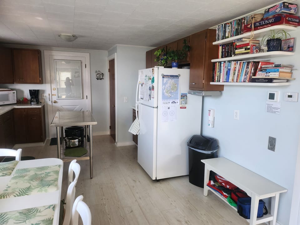 Bench w/Reusable Thermal & Grocery Bags. Books, Games and Videos