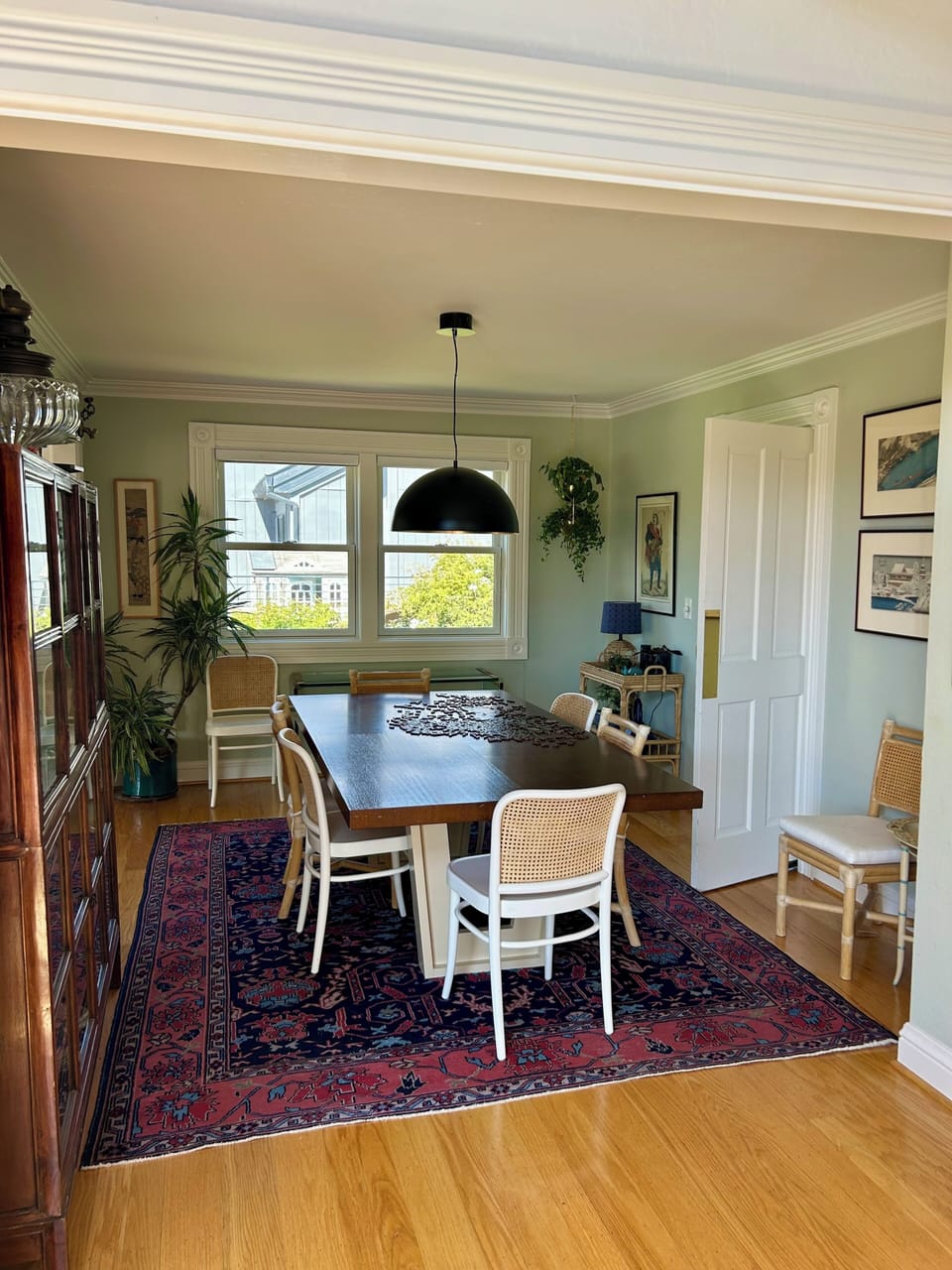 Dining room seats 8 to 10
