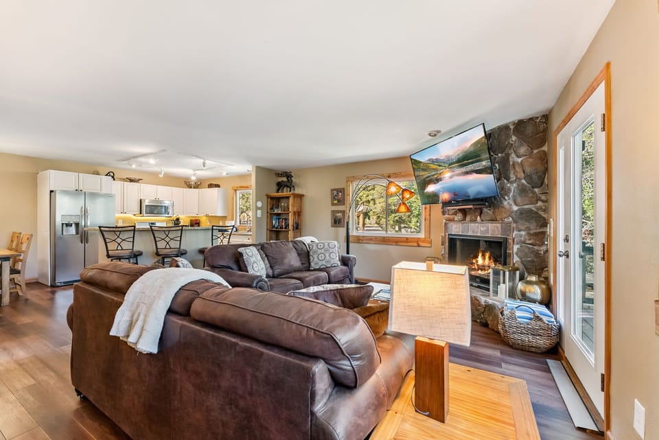 Living room: Main floor, gas fireplace, Smart TV, deck access