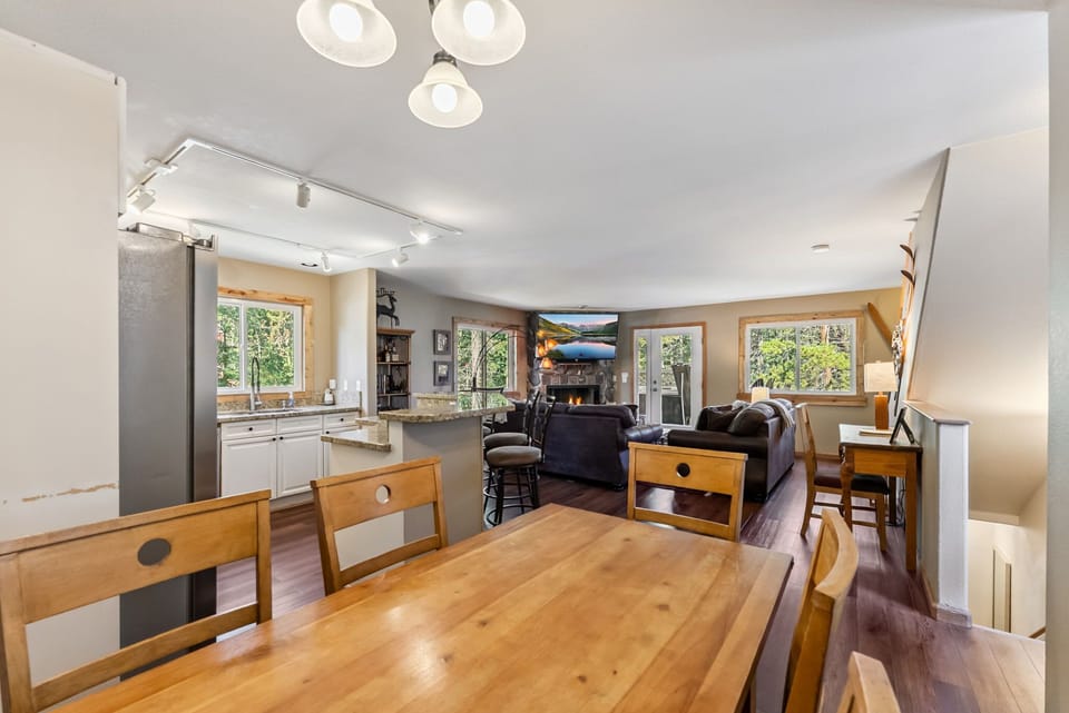 Dining area: Main floor, table seating for 6, outdoor access