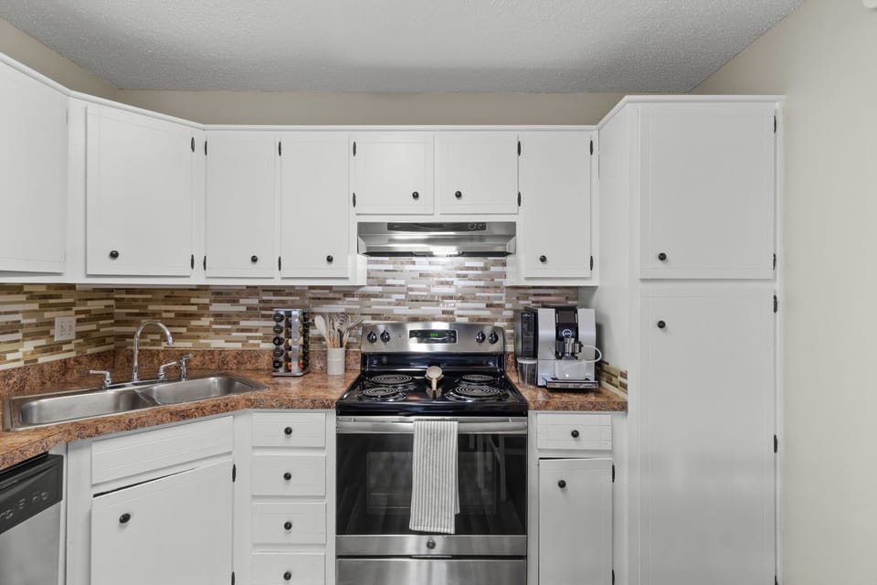 Cook up your favorite meals in this bright and functional kitchen, it’s perfect for everything from quick breakfasts to family dinners.