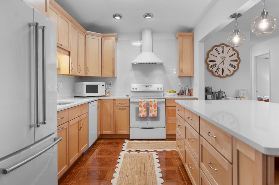 Fully stocked kitchen, including spices & cooking oils
