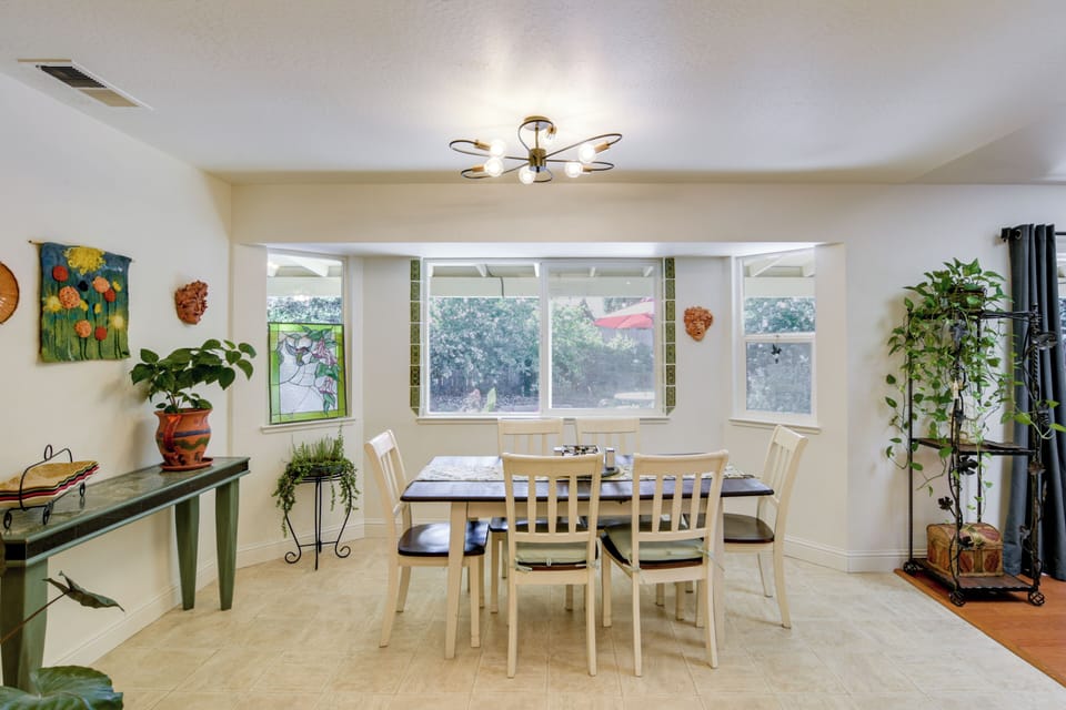 Dining Area | Dishes & Flatware Provided