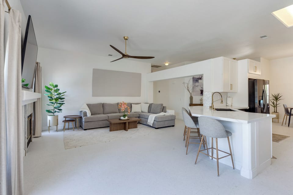 Living Room | Smart TV | Fireplace | Central Heating & A/C | Free WiFi