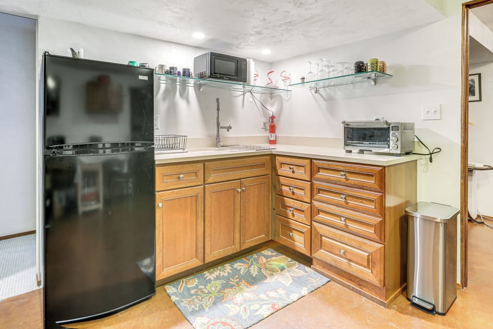 Kitchenette | Toaster | Microwave | Toaster Oven