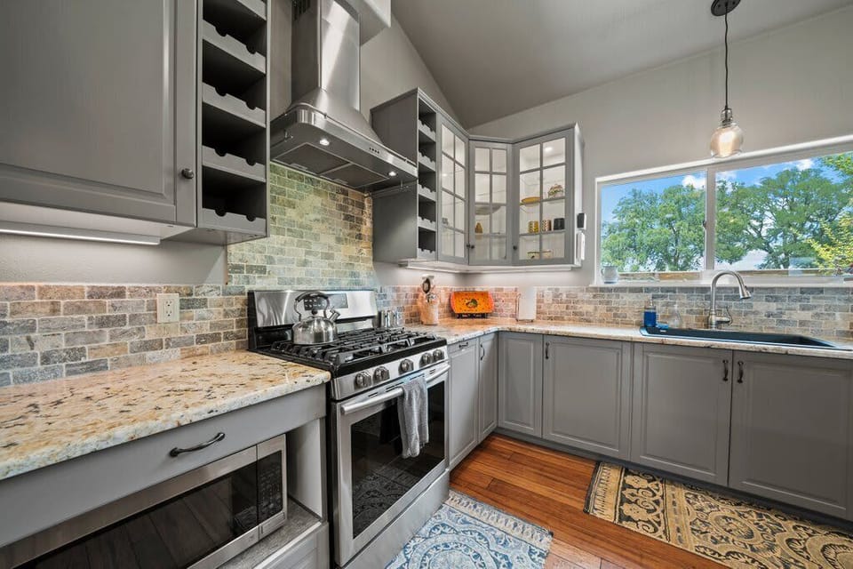 Gourmet-Ready – A fully stocked kitchen with top-tier appliances and plenty of cabinet space to store all your essentials.