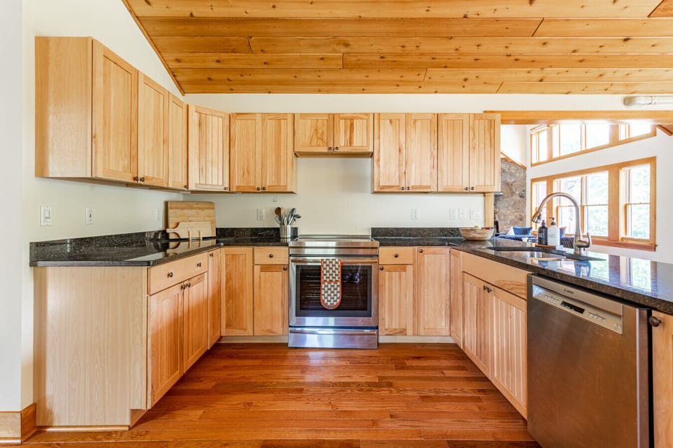 Fully equipped kitchen with new appliances