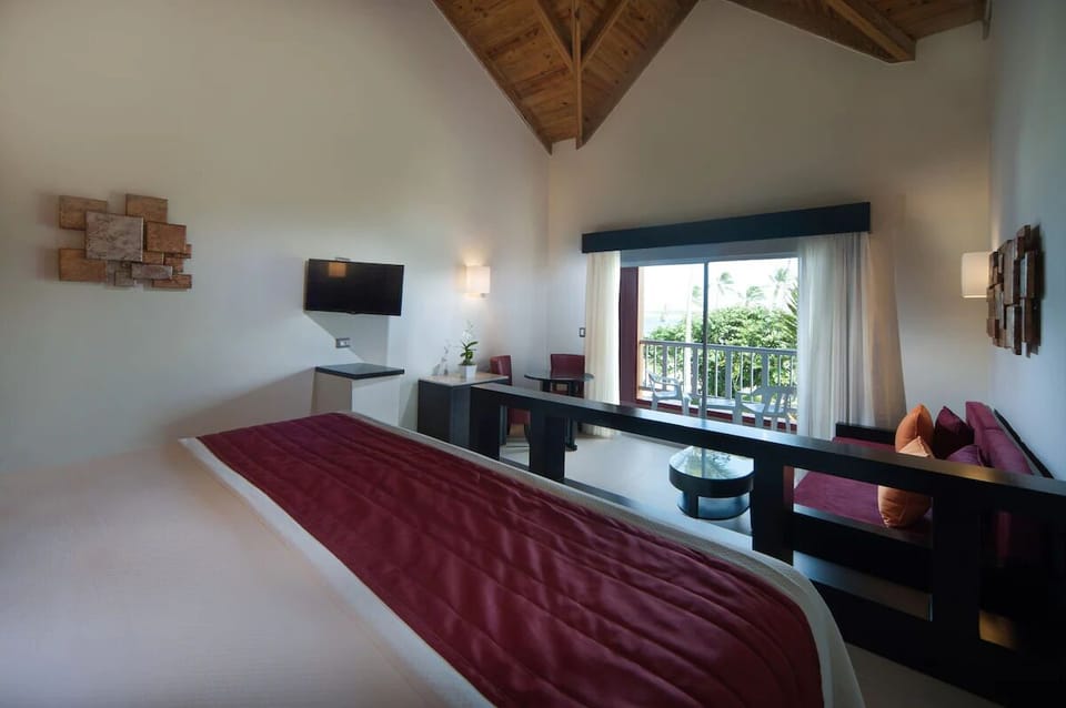 Stretch out beneath soaring ceilings in this airy suite.