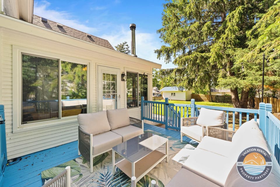 Step into your private outdoor oasis with comfortable seating and fresh air all around. The perfect spot for morning coffee, casual meals, or unwinding after a day out.
