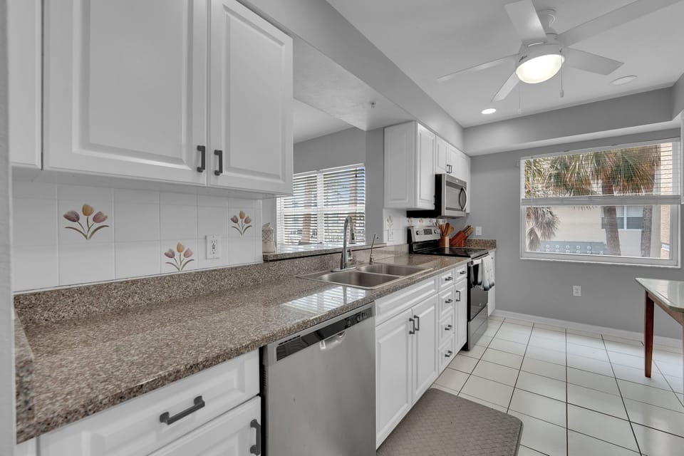 Light and Bright kitchen Hibiscus Pointe 614