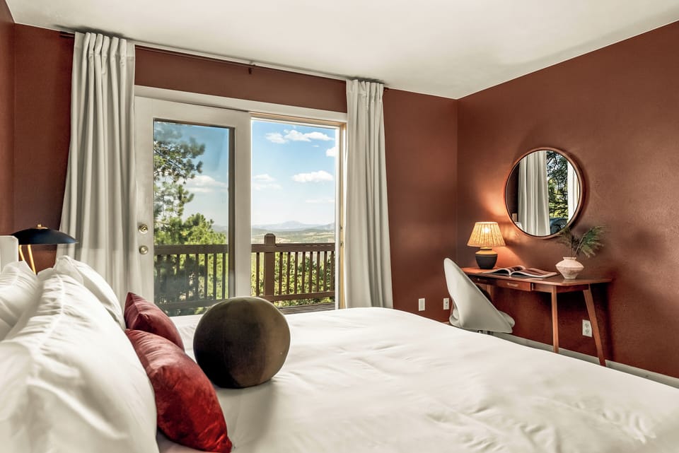 King-sized comfort in a modern-luxe and jaw-dropping sunrise views