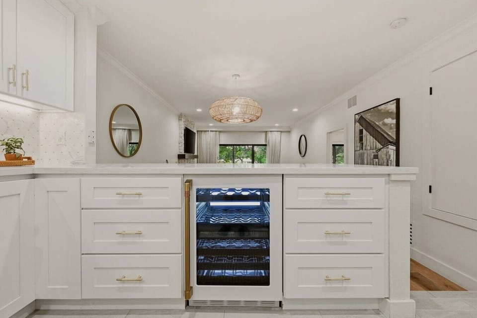 🍇 Uncork your favorite Napa Cabernet and store it at the perfect temperature in the built-in wine refrigerator. The oversized peninsula offers plenty of space for gathering, dining, and entertaining.