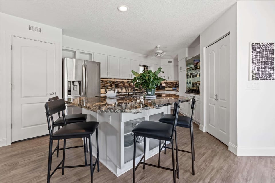Kitchen island - perfect for socializing while cooking.