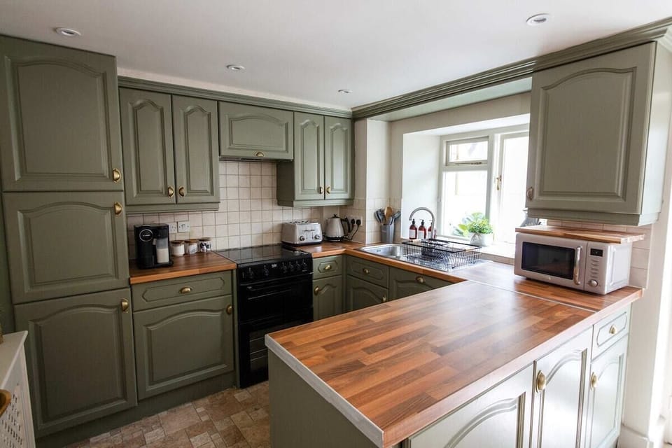 Sleek Modern Kitchens with all essentials