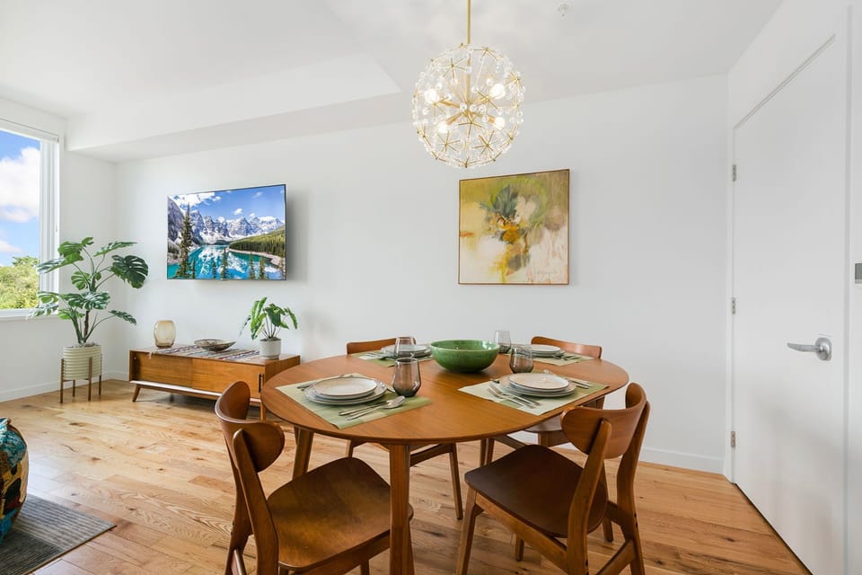 Living and Dining Area | Plenty of comfortable seating!