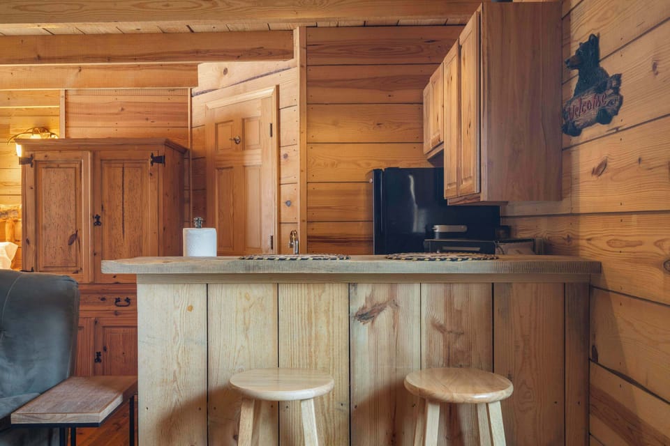 Make mealtime memories together at the kitchen counter, with space for 2