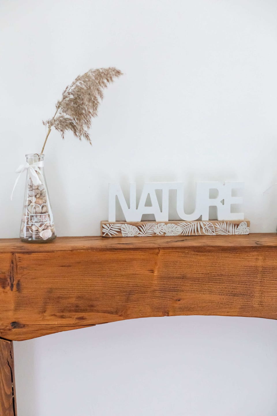 Decorative details in the apartment. 