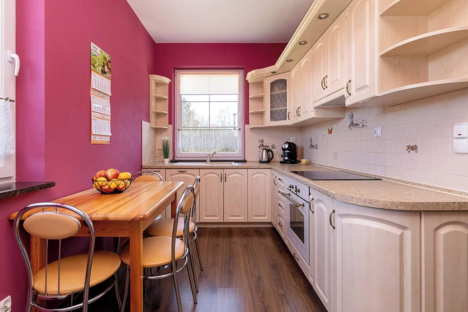 Fully equipped kitchen with a table and 4 chairs.