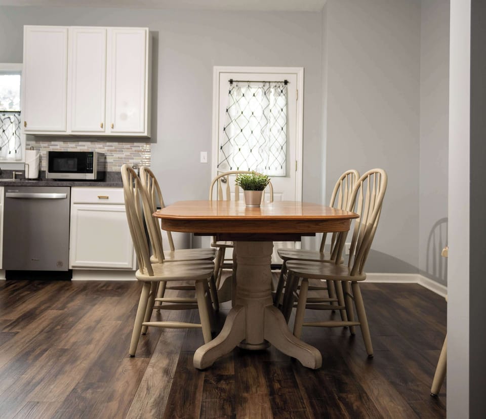 Dining table with seating for 6 and full kitchen