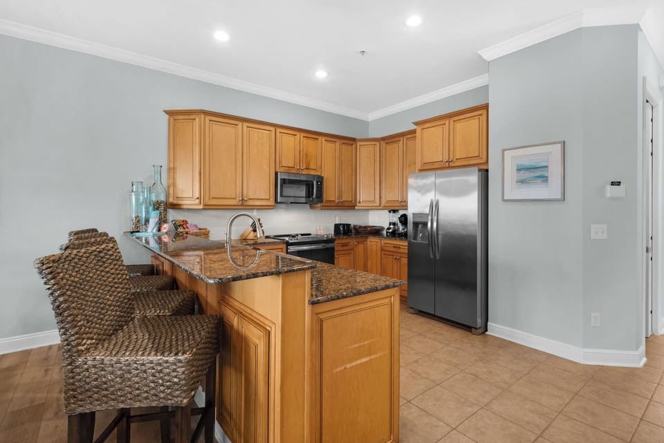 Eat-in kitchen bar seating