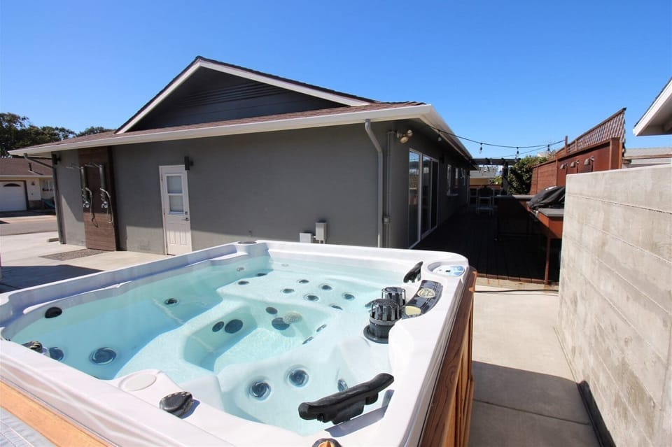 Outdoor showers and Hot tub