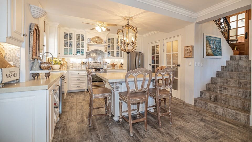 KITCHEN
Fully equipped, sit-up island, flowing into the dining and living area.
