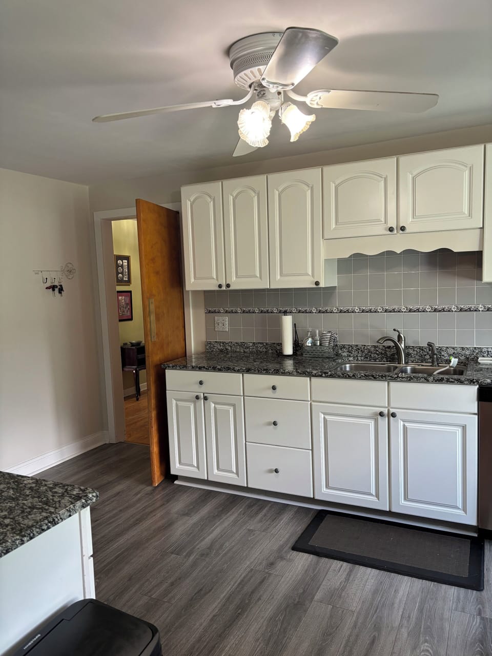 Main Level (Kitchen): ice maker, dish washer, breakfast nook.