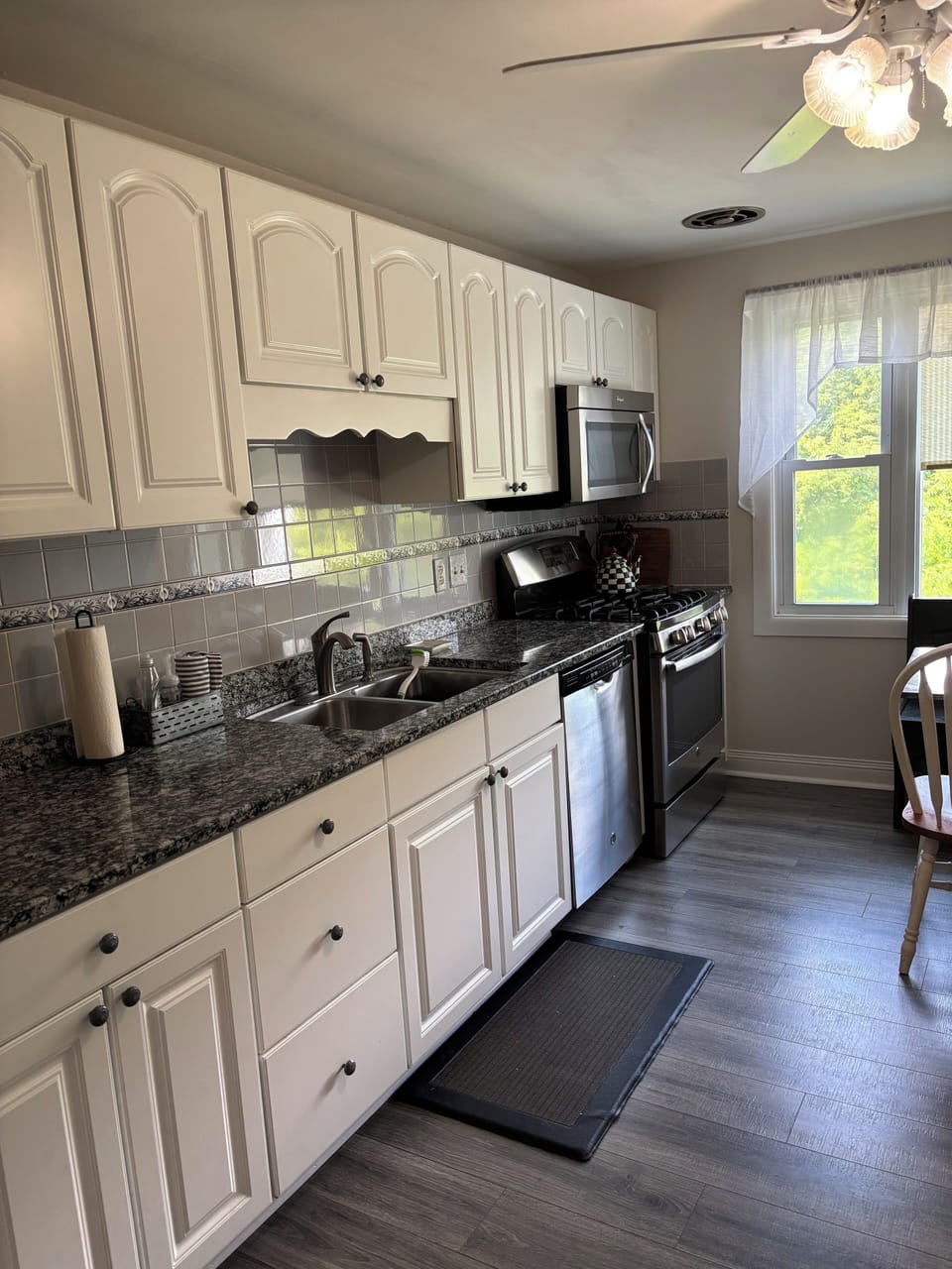 Main Level (Kitchen): ice maker, dish washer, breakfast nook.