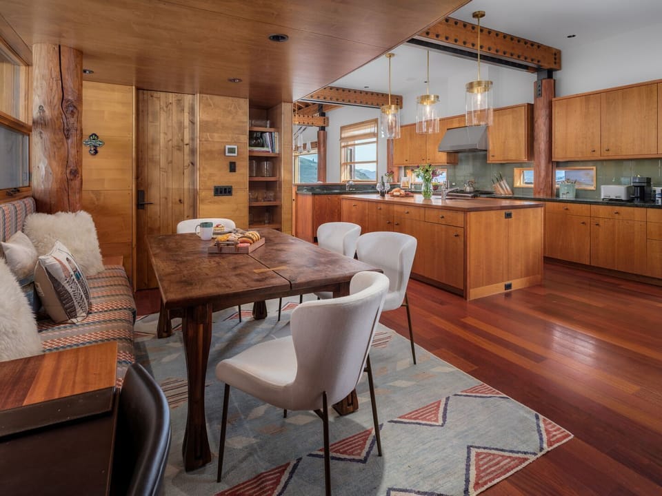 Breakfast Table / Kitchen