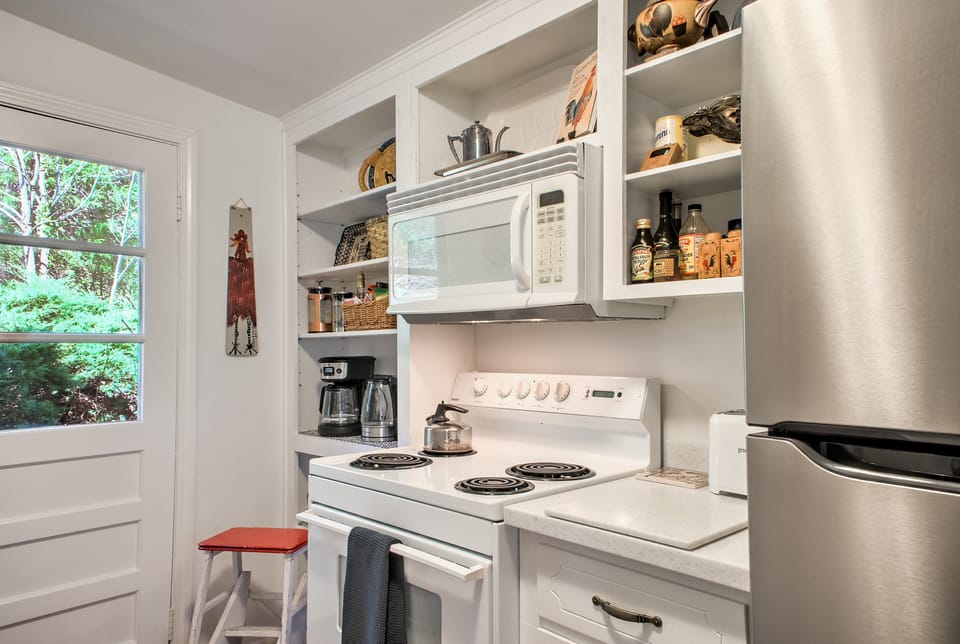 Kitchen is outfitted with an Electric Range