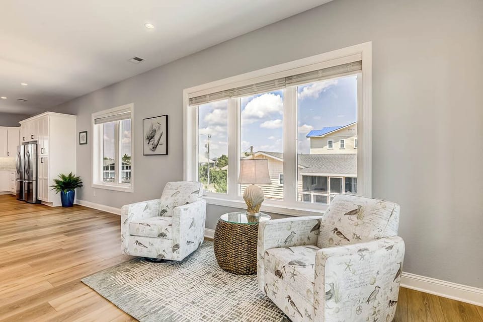 Mid-Level Living Room with Deck Access