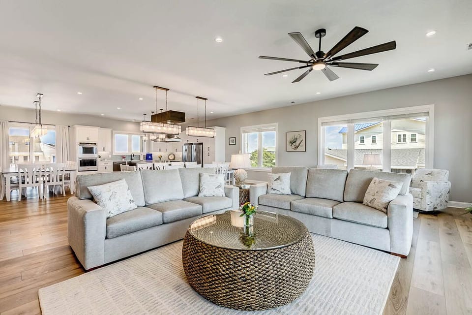 Mid-Level Living Room with Deck Access