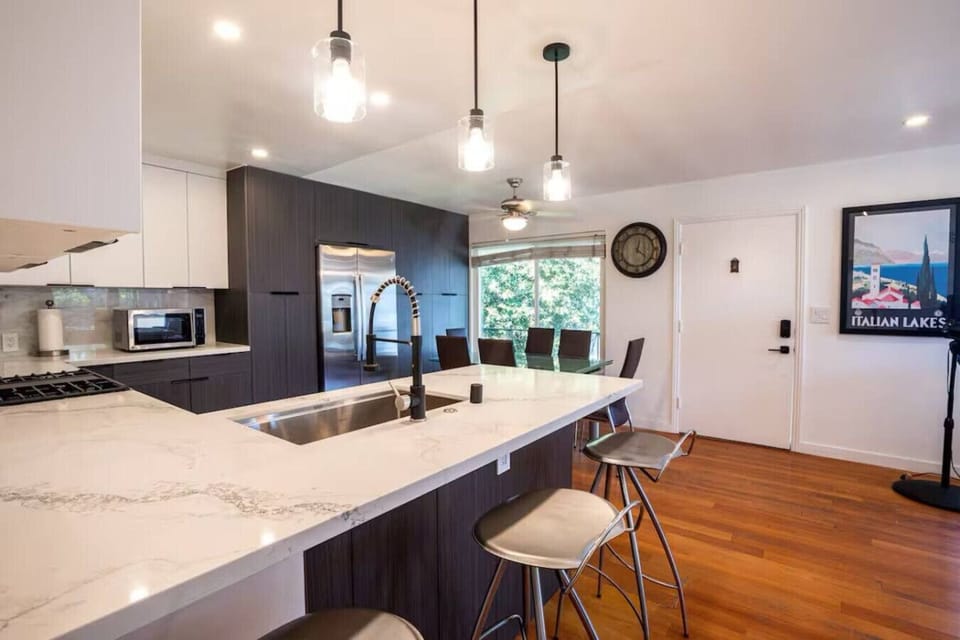 🔑 Stylish First Impressions Step inside to an open-concept space with designer finishes, modern appliances, and seamless flow from kitchen to dining.