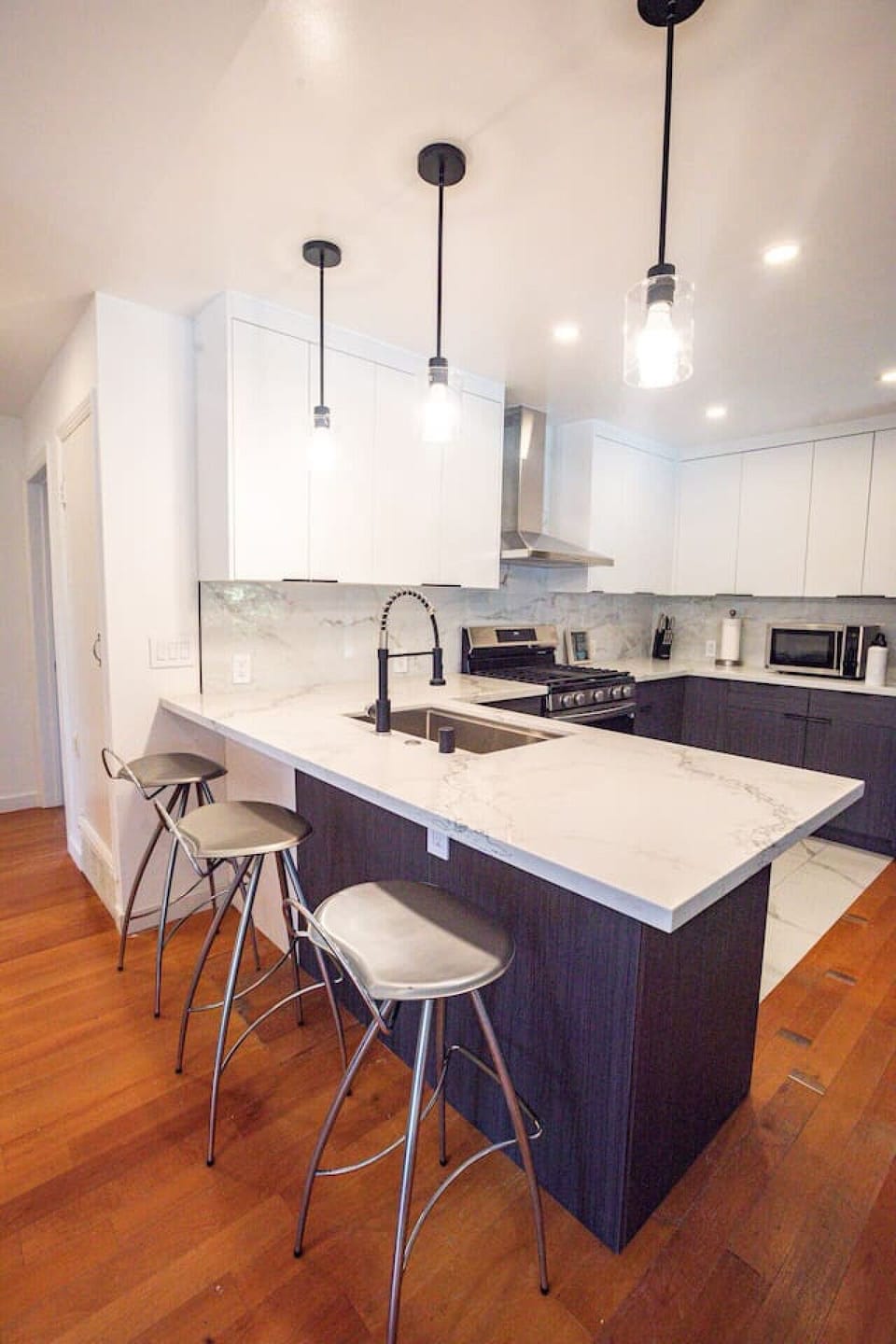 🍳 Chef’s Dream Kitchen Fully remodeled with marble counters, bar seating, and a high-end gas range — perfect for cooking and entertaining!