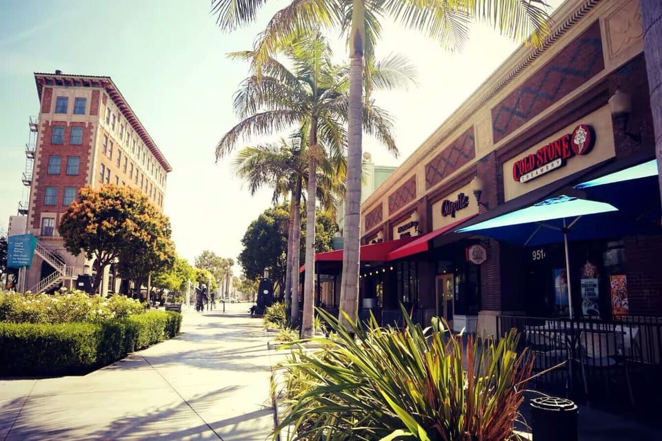 🌴 Walkable, Lively, Central Stroll to trendy restaurants, cozy cafes, or the iconic Culver Steps — all just minutes from your door.
