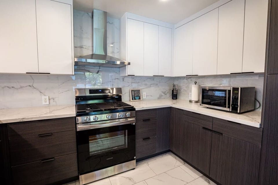 🔥 Gourmet Touches Everywhere From the marble backsplash to the pro-grade stove, this kitchen is built for flavor and flair.