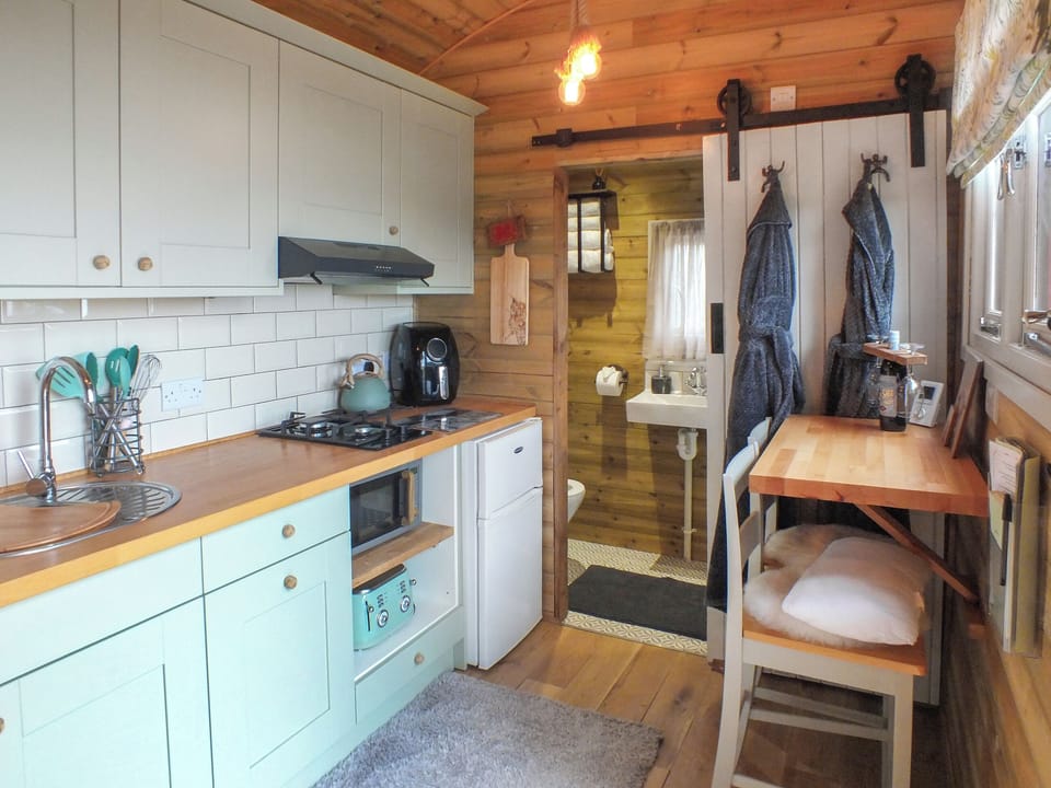 Kitchen/diner | Ty&rsquo;r Bugail Shepherds Hut, Tal Y Bont, near Barmouth