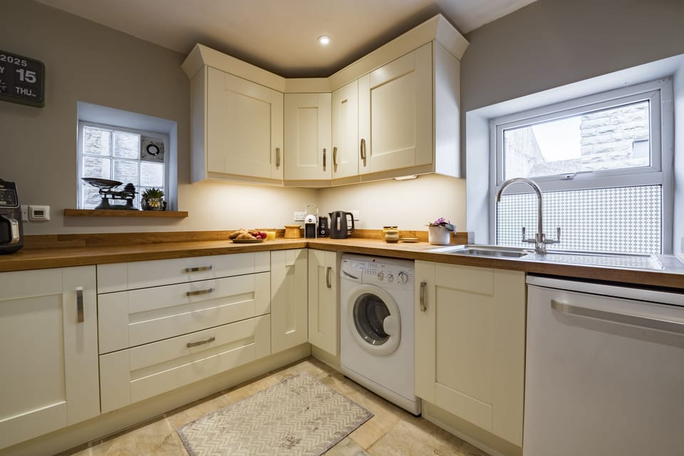 Ground floor: Well-equipped kitchen