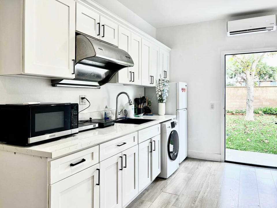 Space-saving kitchen with laundry access