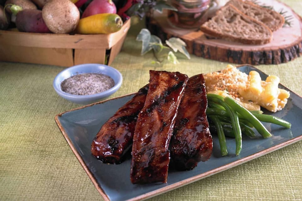 Plate of ribs with green beans, mac and cheese, and bread