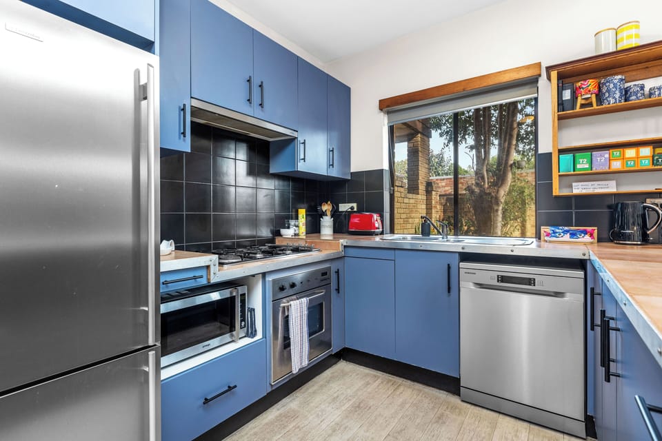Fully equipped kitchen with oven, gas stove and dishwasher.