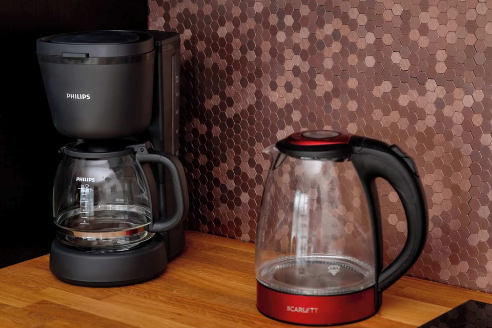 Coffee and tea station – Equipped with a coffee maker and electric kettle for your morning rituals.