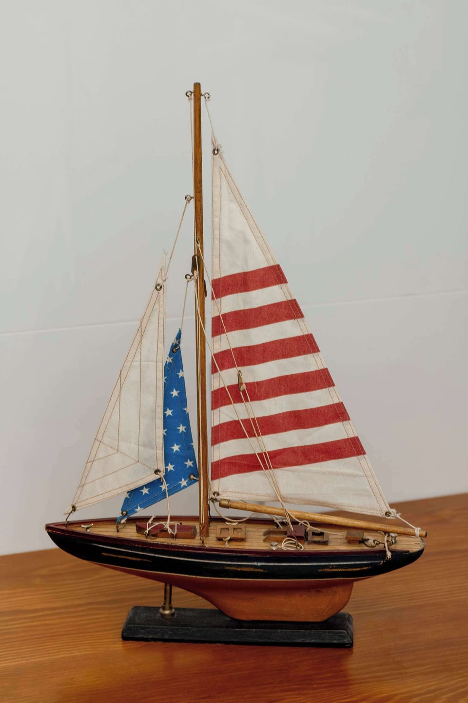 Nautical sailboat model – A charming decorative touch bringing a fresh, coastal vibe into the room.