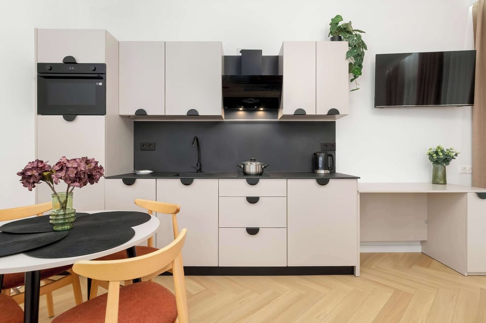 A modern kitchen with elegant finishes and full equipment makes it easy to prepare any meal in comfort.
